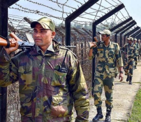 Bangladeshi villagers attack BSF jawans, snatch weapons; 2 seriously injured