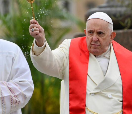 Rebounding Pope Francis begins Palm Sunday Mass at Vatican