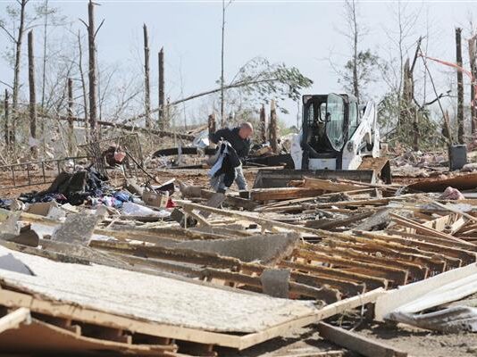 US: 32 dead as tornadoes torment from Arkansas to Delaware