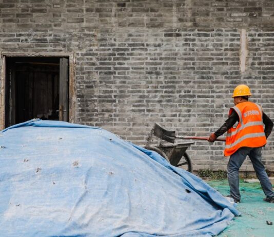 China firms plagued by payment delays, with big cash-flow risks, survey finds