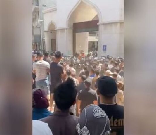 Thousands of ethnic minority Muslims defy Chinese authorities in defense of mosque