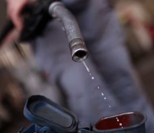 Oil falls on uncertainty about Chinese economic growth
