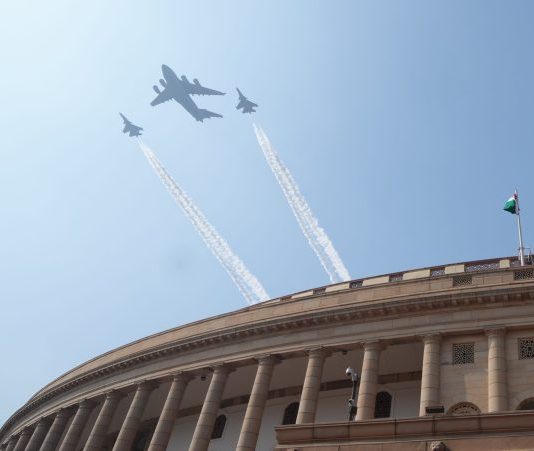 Delhi: People enthralled with IAF’s fly past during full dress rehearsal for Republic Day