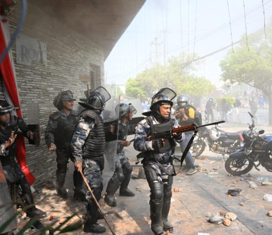 Nepal: Clashes between police & supporters of pro-monarchy in Kathmandu