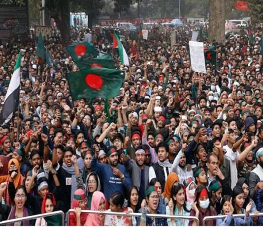 Bangladesh Staff Lock Secretariat Entrance in Protest Against Service Law