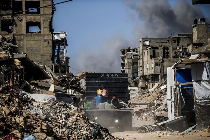 Displaced Palestinians flee Jabalia refugee camp amid ongoing Israeli attacks
