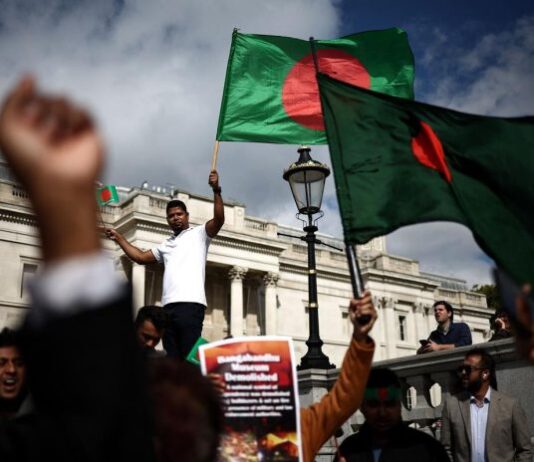 Bangladesh: Police Use Teargas to Disperse Protesters Near Parliament