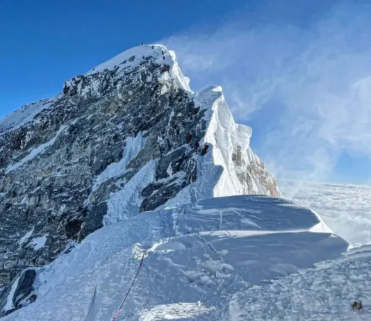 Tibet: Snowstorm Strands Climbers on Mount Everest’s Eastern Side