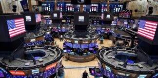 US stock indices end lower as technology stocks decline