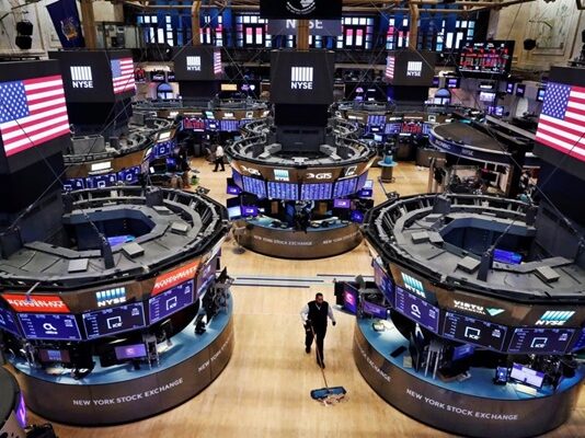 US stock indices end lower as technology stocks decline